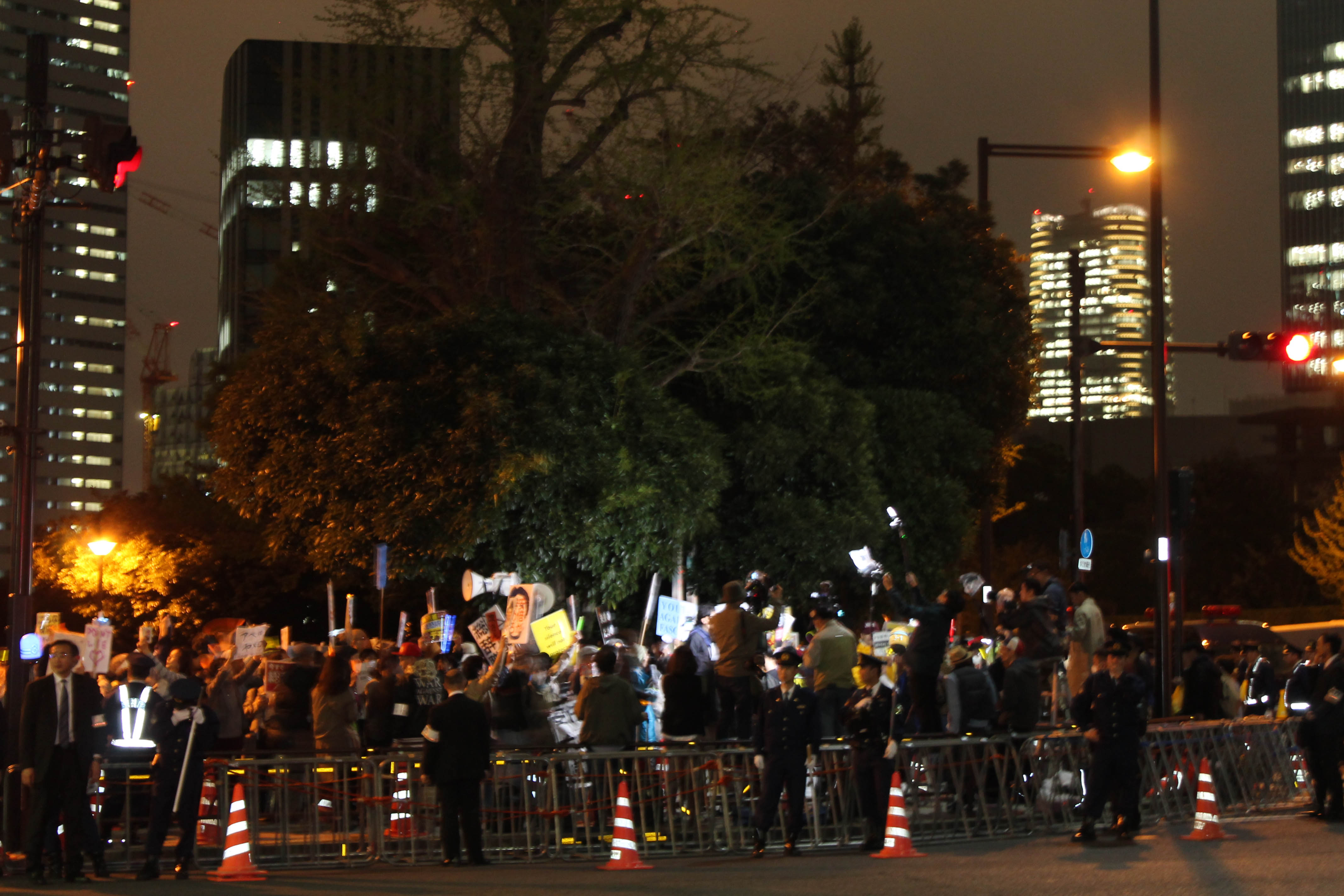6일 저녁 도쿄 치요다구 일본 총리 관저 앞에서 '아베 퇴진' 구호를 외치는 시위대와 취재진.