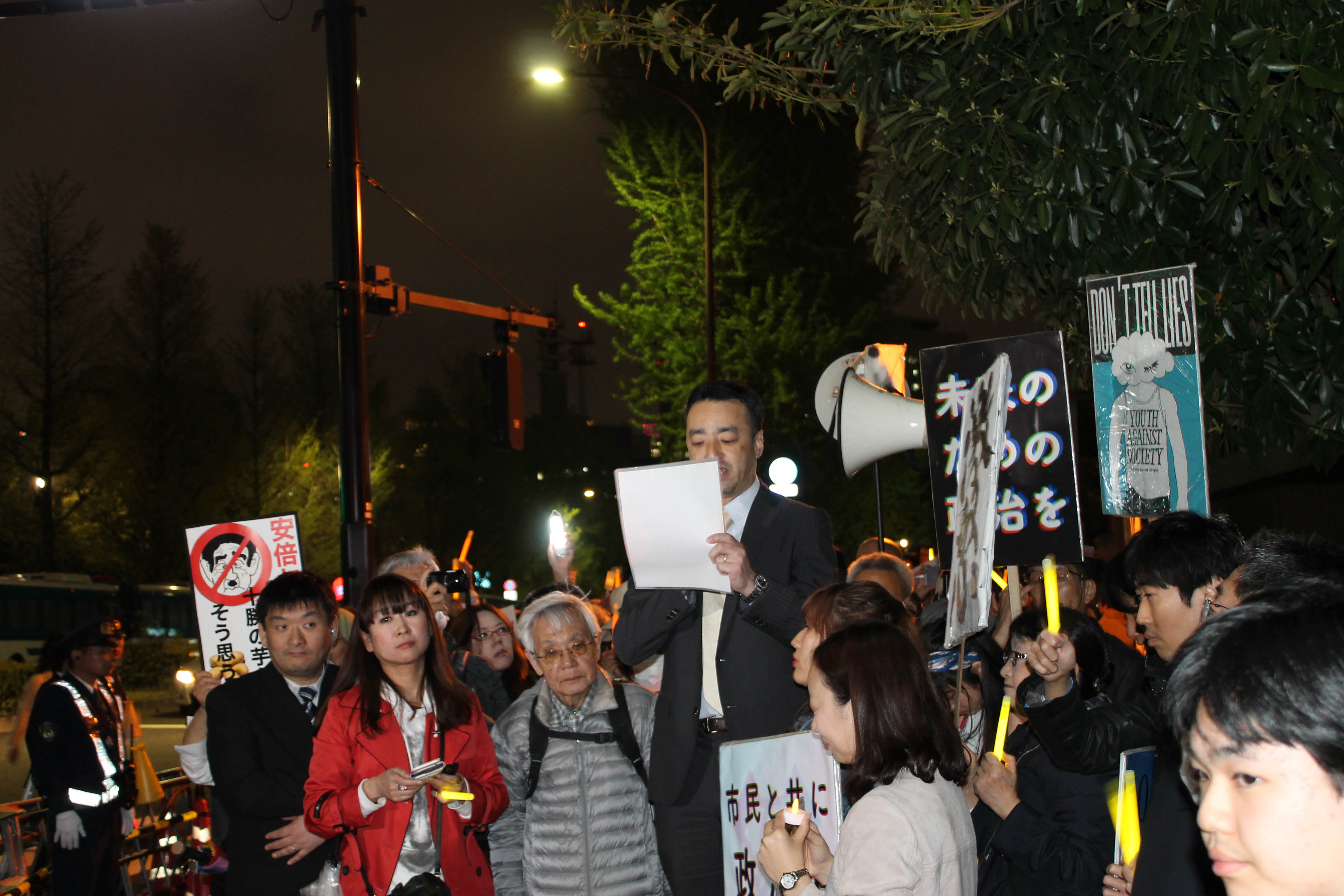 6일 저녁 도쿄 치요다구 일본 총리 관저 앞에서 한 시민이 아베 총리의 퇴진을 요구하는 발언을 하고 있다.
