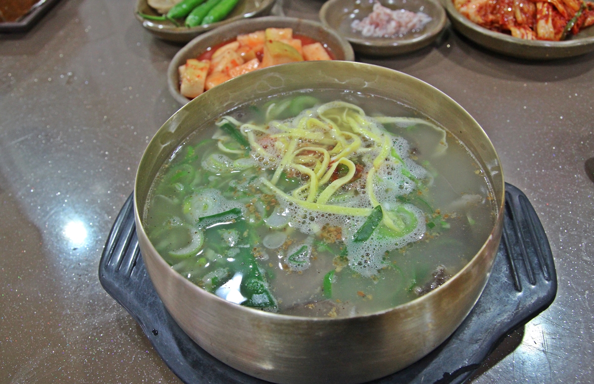 정성으로 끓여 깊은 맛이 나는 소머리국밥이다.