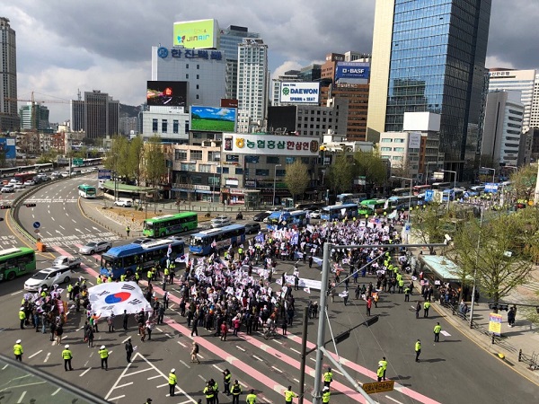 7일 서울역 광장에서 박 전 대통령의 무죄와 문재인 대통령을 규탄하는 보수 단체의 집회가 열렸다.