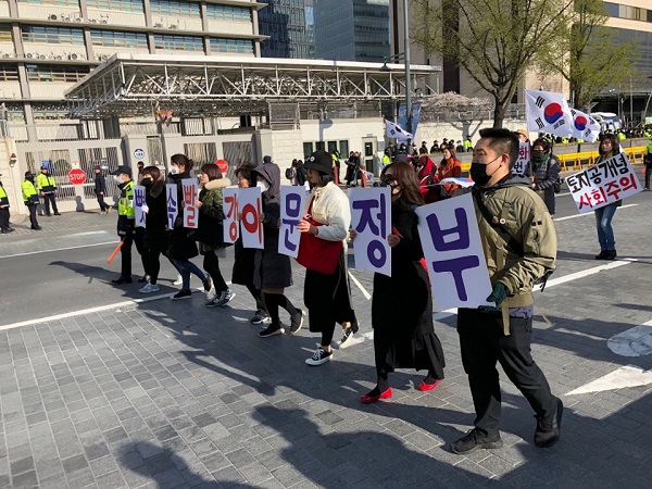 7일 광화문 광장에서 박 전 대통령의 무죄와 문재인 대통령을 규탄하는 보수 단체의 거리행진 집회가 열렸다.