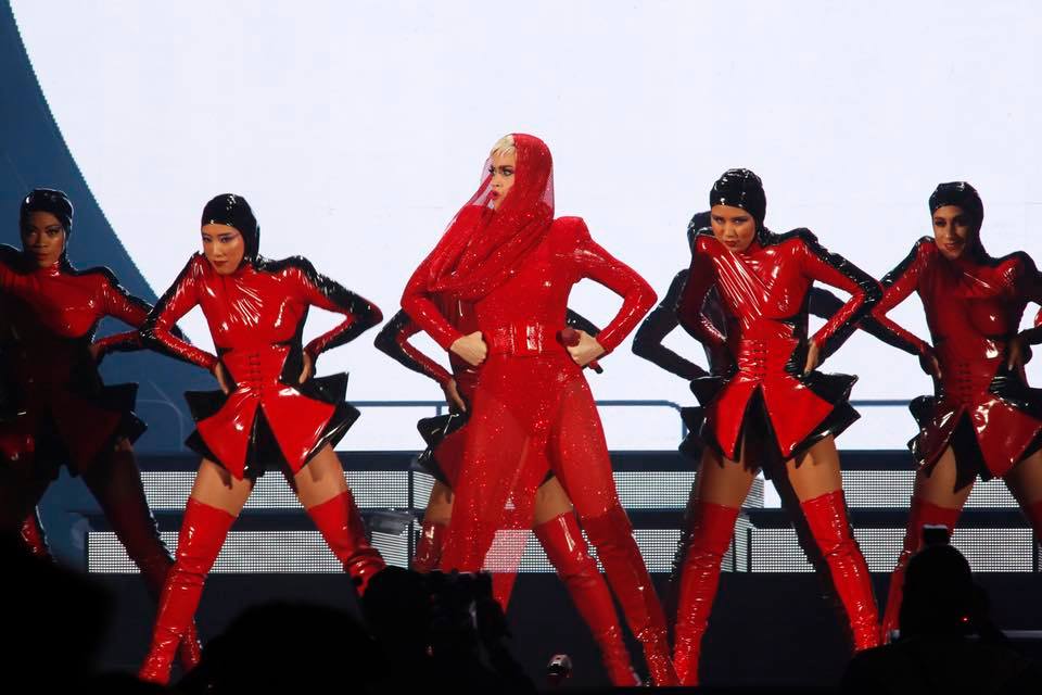공연하는 케이티 페리 강렬한 붉은 옷이 인상적이다
