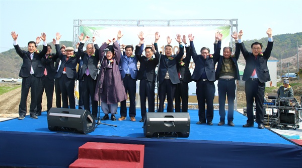  8일 산청 남사예담촌에서 열린 '파리장서 기념비 제막식'.