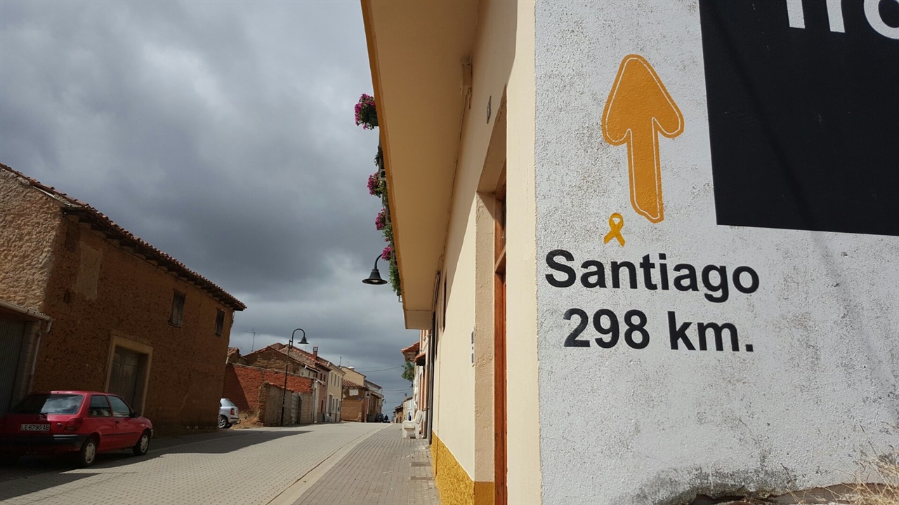 비야당고스 델 파라모(Villadangos del Paramo) 마을을 지날 때, 산티아고까지 298km 남았다는 표시가 있는 벽