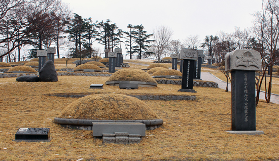 맨 앞에 송서룡 독립지사의 묘소가 보이는 신암선열공원 제1 묘역