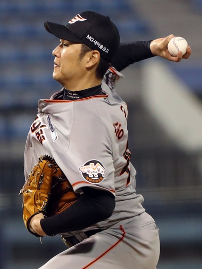 한화 송은범 역투 29일 경남 창원시 마산회원구 마산야구장에서 열린 2018 KBO 프로야구 한화 이글스와 NC 다이노스 경기. 3회 말 한화 두번째 투수 송은범이 역투하고 있다. 2018.3.29