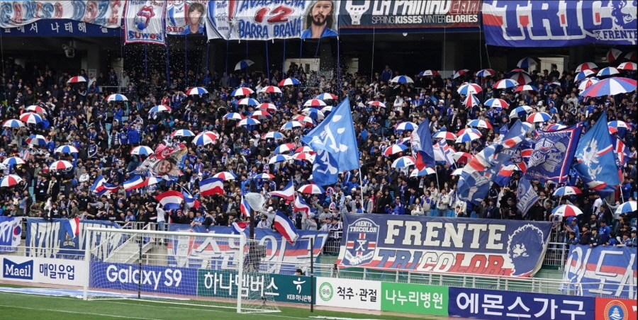     8일 오후 2시 수원월드컵경기장에서 열린 2018시즌 K리그1 수원 삼성과 FC 서울의 올 시즌 첫 슈퍼매치. 많은 수원팬들이 궂은 날씨에도 불구하고 경기장을 찾았다.  