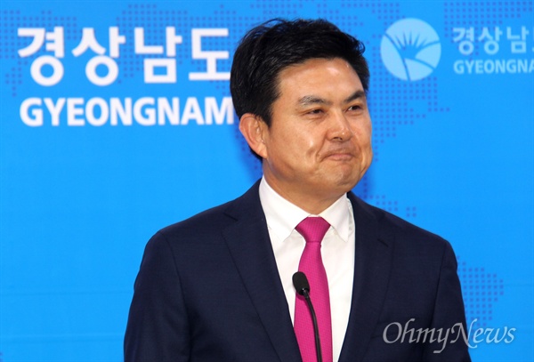 자유한국당 김태호 전 국회의원은 9일 오전 경남도청에서 기자회견을 열어 경남지사 선거 출마와 관련한 입장을 밝혔다.