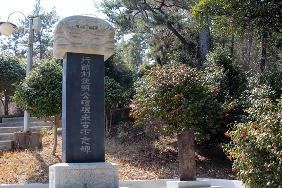  명선욱 첨사 영세불망비는 철비로 세운 것이 발단이 돼 일제강점기 1942년 말경 완도 군외면 선착장에 이 철비를 부수어 당시 대동아 전쟁에 사용할 무기를 만들기 위해 일본으로 가져가려 야적해 놓은 것을 항일교육운동가 김영현 선생이 조카 집으로 옮겨 놓는 등 곤혹을 치렀다.