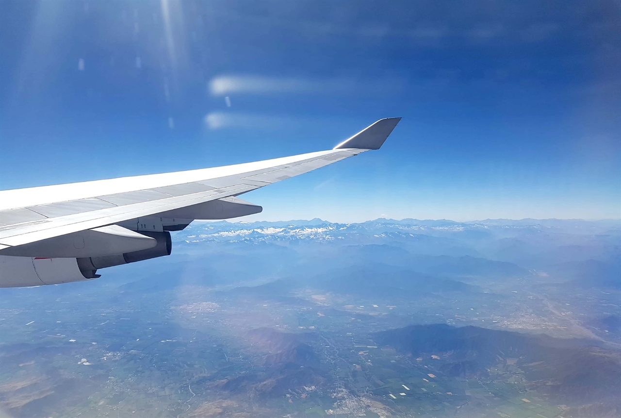 비행기의 창밖으로 보이는 칠레의 수도 산티아고의 전경.