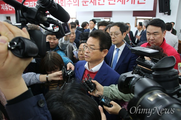 이철우 자유한국당 경북도지사 예비후보가 9일 오후 경선결과가 발표된 후 기자들에 둘러싸여 소감을 말하고 있다.