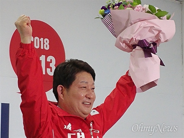  권영진 자유한국당 대구시장 예비후보가 9일 오후 후보로 확정된 후 두 손을 들어 인사하고 있다.