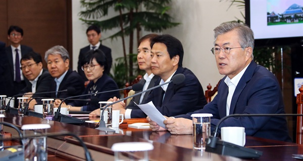 문재인 대통령이 수석ㆍ보좌관회의를 주재하고 있다. 오른쪽에서부터 다섯번째 앉은 이가 김수현 사회수석이다(2018.4.9).