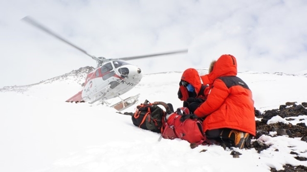 남극 내륙 탐사를 위해 헬리콥터를 이용한다. 정찰 대원들은 비상키트와 함께 남겨진다
