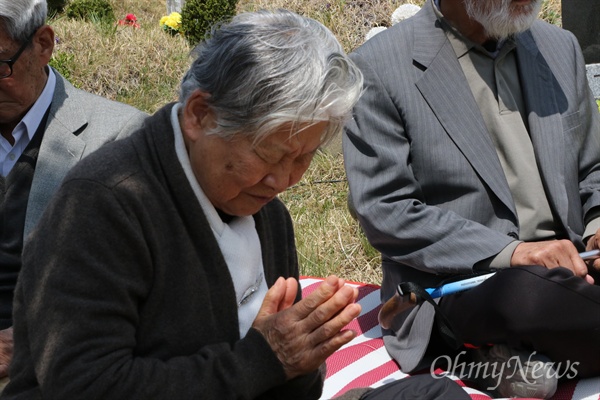 9일 오전 대구 현대공원묘역에서 열린 4.9인혁열사 추모제에 참석한 도예종 열사의 부인 신동숙씨가 눈을 감은 채 두 손을 모으고 있다.