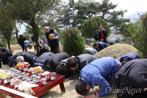 9일 오전 대구 현대공원묘역에서 열린 4.9인혁열사 추모제에 참석한 참가자들이 묘소 앞에서 절을 올리고 있다.