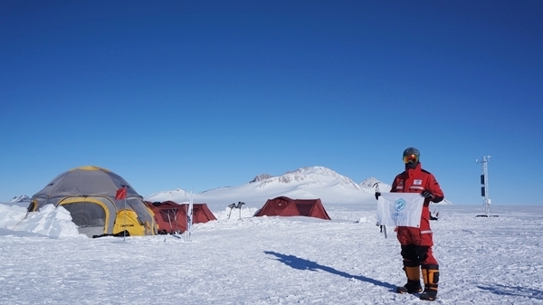 장보고 기지로부터 180km, 3000m 고도에 설치한 빙하 캠프. 눈 평원의 한가운데 유일한 안식처가 된다