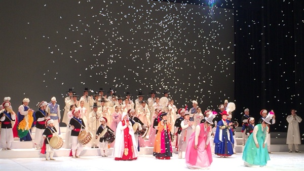  지난 6일 서울 서초구 국립국악원애서 민속 굿 공연 <성주야 성주로구나>가 진행됐다.