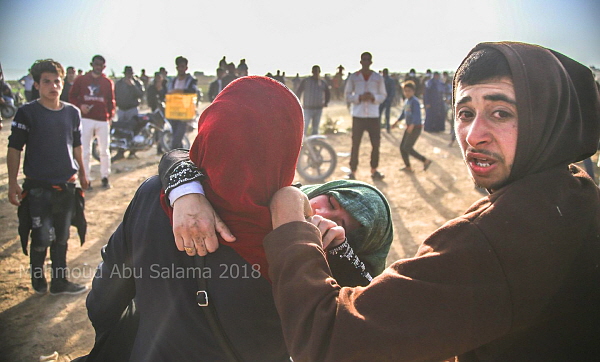 가자 지구 시위 현장에서 부상당한 가족을 옮기고 있다.