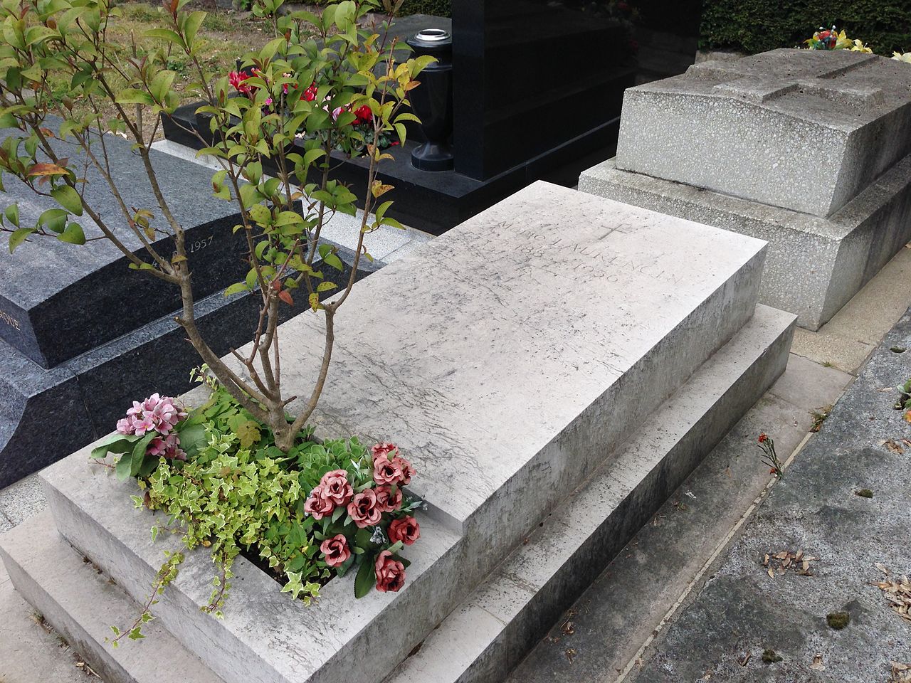 마리 로랑생 무덤 파리 제20구의 페르라셰즈묘지에 있는 마리 로랑생 무덤. 같은 묘지에 아폴리네르도 묻혔다.