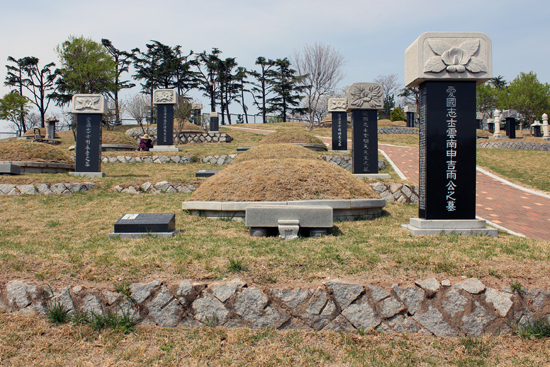 맨 앞에 신길우 지사, 그 뒤로 김명천 지사의 묘소가 보이는 모습