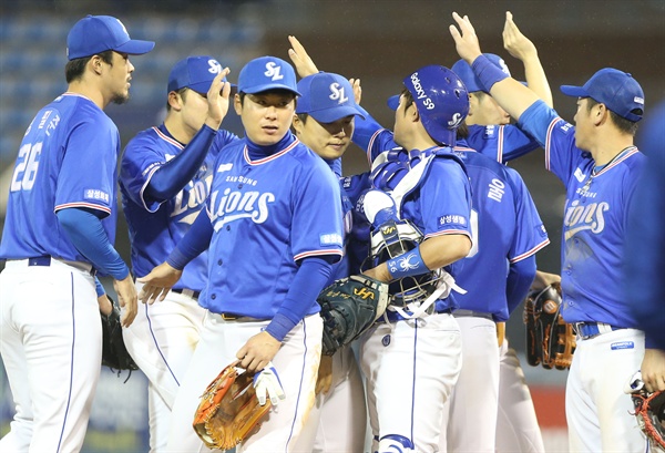 승리했다 5일 경남 창원시 마산회원구 마산야구장에서 열린 2018 KBO 프로야구 삼성 라이온즈와 NC 다이노스 경기. NC에 승리한 삼성 선수들이 하이파이브하며 자축하고 있다.