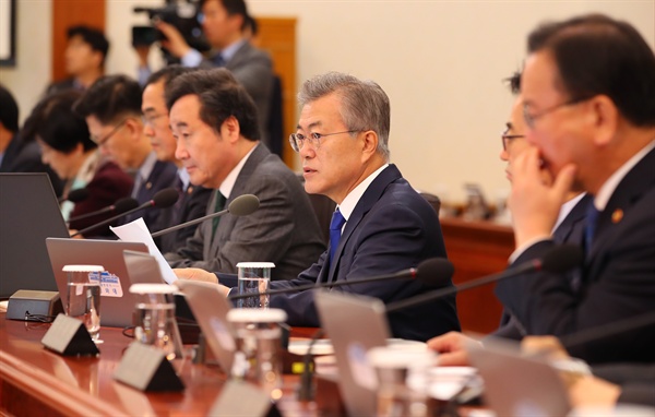 문재인 대통령이 10일 오전 청와대에서 열린 국무회의에서 발언하고 있다.