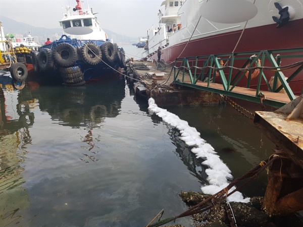 10일 오전 부산 영도 바다에 기름 유출 사고가 발생했다.
