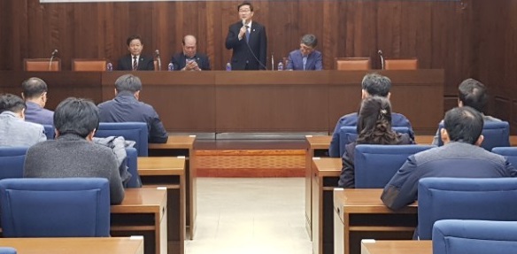 전해철 의원이 9일 오후 4시 국회도서관 회의실에서 한국노총 공공연맹 대표자들을 만나 인사를 하고 있다. 