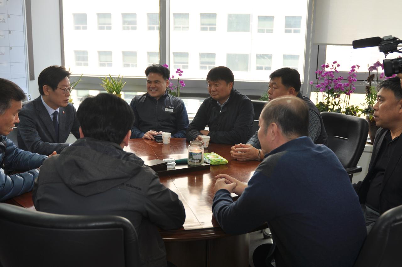 9일 오후 3시 이재명 전 성남시장이 서울 여의도 한국노총 공공연맹 사무실을 방문해 동공연맹 대표자들과 대화를 나누고 있다.