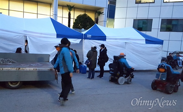 '장애인 자립생활권리 보장을 위한 전국거점 순회투쟁'에 나선 한국장애인자립생활센터총연합회는 10일 경남 창원시청에 도착해 천막 농성에 들어갔다.