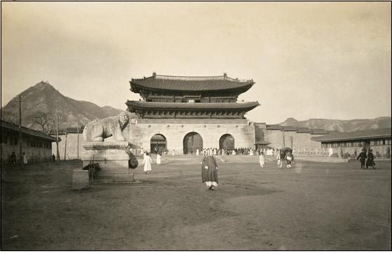 하마석 및 해태상 전경,헤르만 산더 사진 / 1906-7년 촬영
