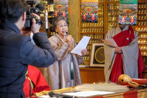 일본인에게 넘어갈 뻔한 금강사를 지켜낸 정정순(91살) 신도회장이 감회어린 축사를 하고 있다. 