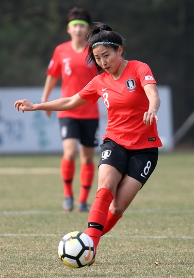 여자축구대표팀 주장 조소현 2018 아시아축구연맹(AFC) 여자 아시안컵을 앞둔 여자 축구 대표팀의 조소현(8번)이 지난 3월 27일 오후 경기 파주 축구대표팀트레이닝센터(NFC)에서 열린 능곡고와의 연습경기에서 공을 드리블하고 있다.
