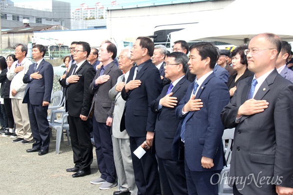  3.15의거열사김주열기념사업회는 11일 창원 김주열열사시신인양지에서 "제58주년 4.11민주항쟁 기념 및 김주열열사 추모식"을 열었다.