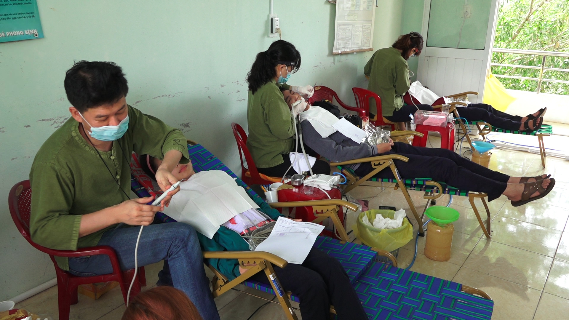 베트남 학생들에게 치과 진료 중인 베트남평화의료연대 단원들
