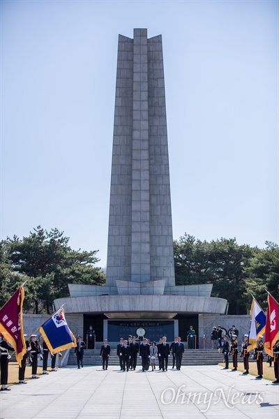  고노 다로 일본 외무상이 11일 오후 서울 동작구 국립현충원에서 참배를 하고 있다.