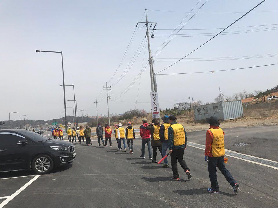 세종시 환경부 청사를 향해 행진하고 있는 서산 시민들
