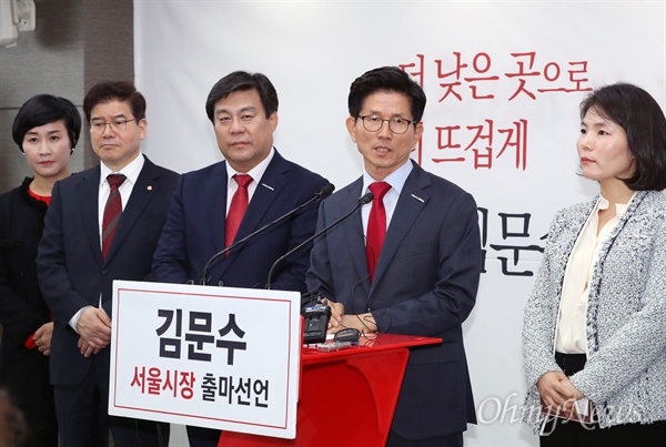 자유한국당 김문수 서울시장 예비후보가 11일 오후 서울 여의도 당사에서 출마 기자회견을 하고 있다.