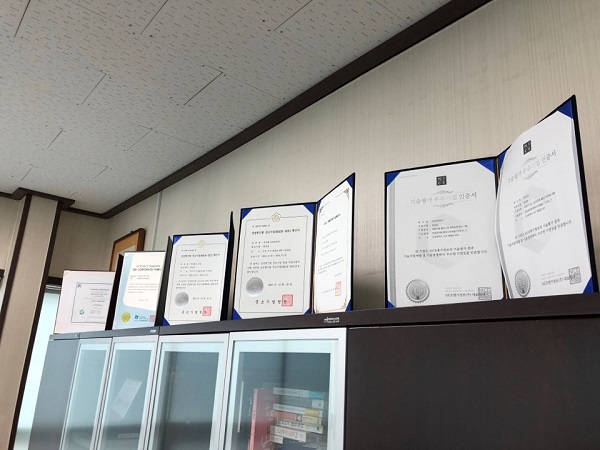 지난 10일 찾은 인천 서구의 한 한국지엠 2차 협력사 대표 사무실 책장에 여러 인증서들이 놓여있다. 
