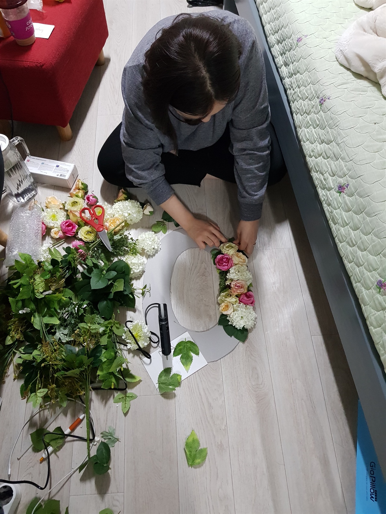   DIY 100일 꽃장식을 만들고 있는 아내