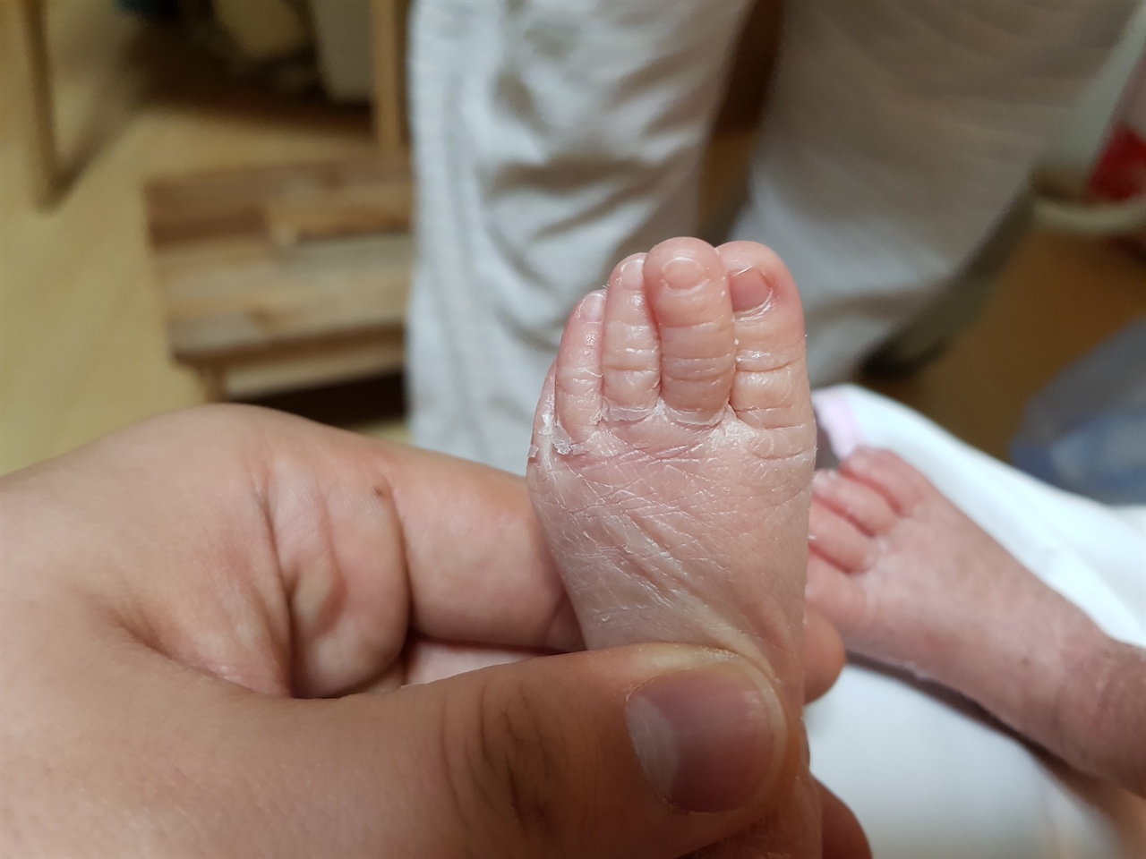   아들의 조그마한 발(발가락까지 아빠와 닮았어요)