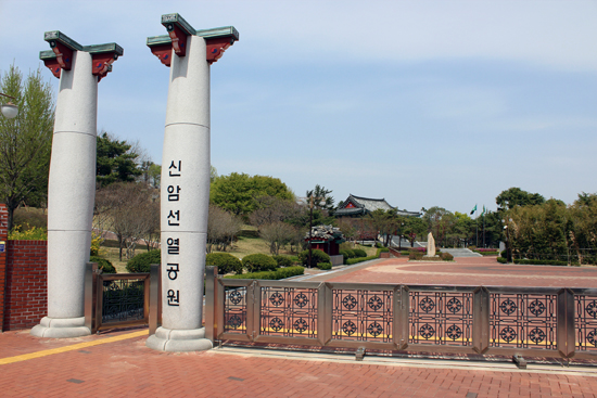 오는 5월 1일이면 국림묘지로 승격되는 신암선열공원의 입구. 국내 유일의 독립운동가 전용 국립묘지이다.