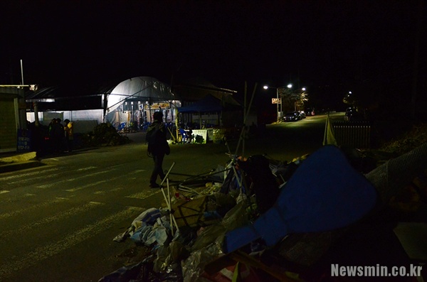 사드기지 진입로인 경북 성주군 초전면 소성리 마을회관 앞. 주민들과 사드 반대 단체 회원들은 공사 장비 반입을 막기 위해 밤을 지새고 있다.