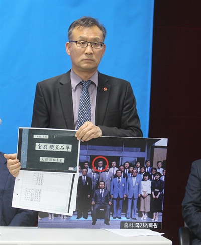  더불어민주당 강기정 광주시장 예비후보 측 통합경선대책본부가 11일 광주시의회에서 기자회견을 열고 이용섭 예비후보의 전두환 정권 청와대 근무이력을 비판한 가운데, 조선호 광주전남 6월항쟁기념사업회 사무처장이 이 예비후보가 찍힌 전두환 청와대 사정수석실 기념촬영사진(오른쪽)과 이 예비후보의 이름이 적힌 당시 인사 관련 서류(왼쪽)를 들어 보이고 있다.