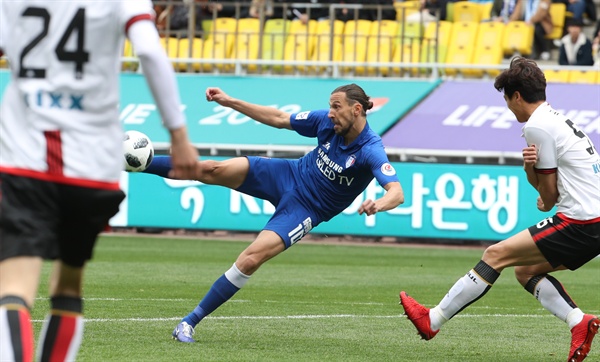 슛하는 데얀 8일 오후 경기도 수원월드컵경기장에서 열린 프로축구 K리그1 수원 삼성 대 FC 서울과의 경기에서 수원 데얀이 발리슛을 하고 있다.