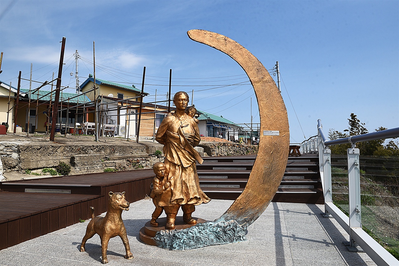 최근에 조성한 바람의 언덕 전망대. 항구를 내려다보는 곳으로, 지난 날 항구 언덕마을 여성의 고단한 삶을 엿볼 수 있는 조각 작품이 있다. 