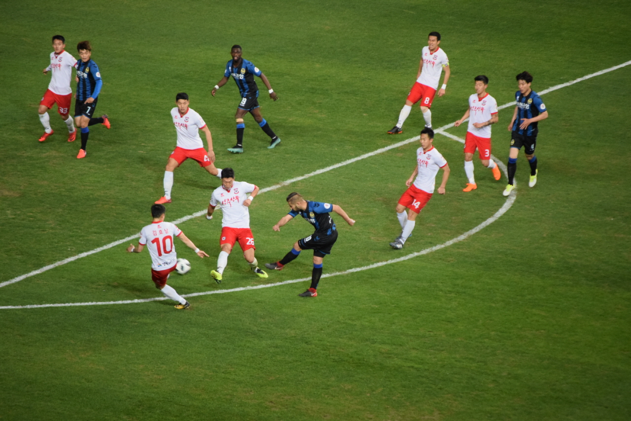  후반전, 인천 유나이티드 MF 아길라르의 왼발 중거리슛 순간