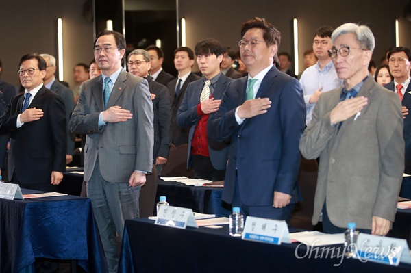 세종국가전략포럼 참석한 조명균 통일부 장관  12일 오전 서울 종로구 세종문화회관에서 세종연구소와 대통령직속 정책기획위원회 공동주최로 열린 세종국가전략포럼에 조명균 통일부 장관과 정해구 정책기획위원장, 진창수 세종연구소장 등 참석자들이 국민의례를 하고 있다.
