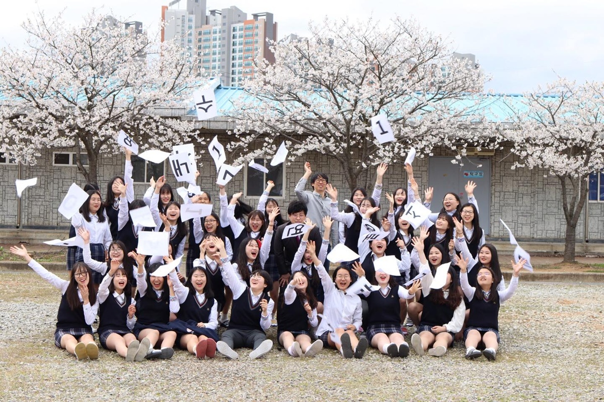 서산의 한 여고에서는 지난 10일 노총각인 담임선생님 장가보내기 프로젝트에 나섰다. 학생들이 담임선생님과 함께 종이글씨를 날리며 웃음을 짓고 있다.
